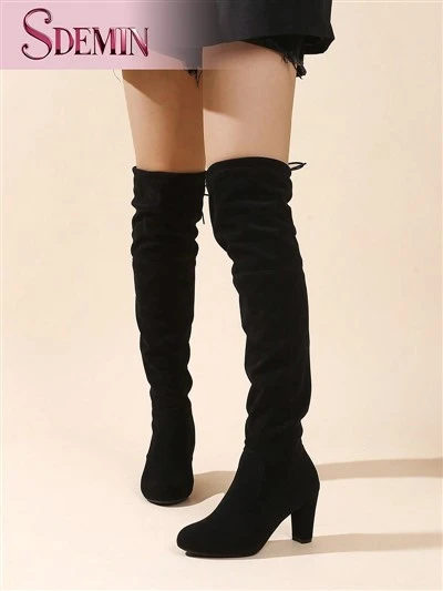 Botas de estilete pretas acima do joelho